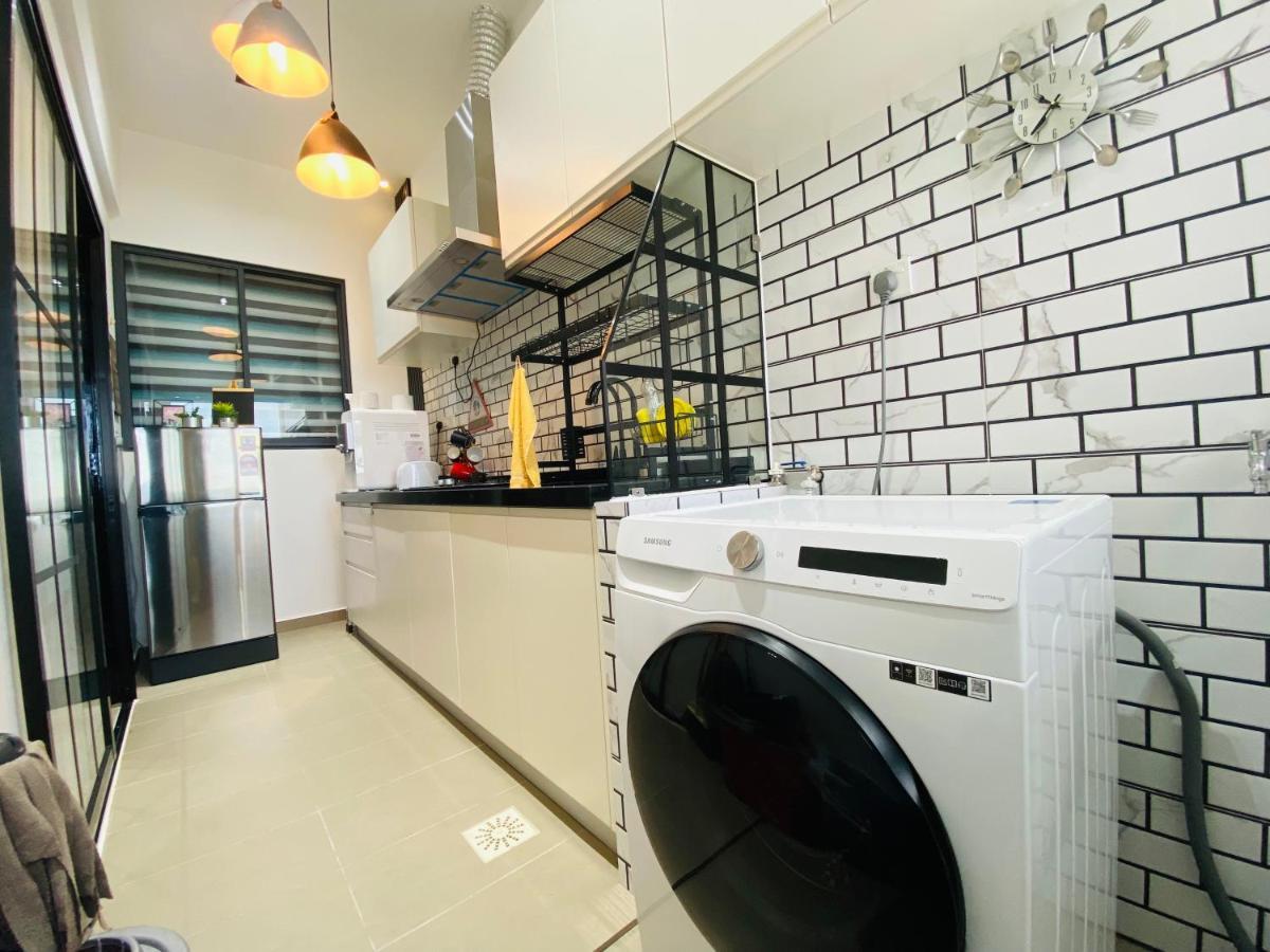 Orang Utan Guest House Monthly Sandakan Luaran gambar